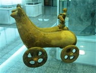 Ο ένοπλος ηνίοχος και τα δύο άλογα (πρώιμη εποχή Σιδήρου)
