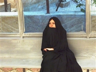 Τεχεράνη (στην πάνω πόλη το 2012): Νεαρή γυναίκα με μαύρο τσαντόρ σε στάση λεωφορείου