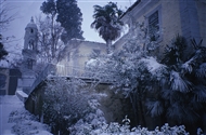 Κουμαριώτισσα (τον Ιαν. του 2006 με πολλά χιόνια και βαριά σκοτεινιά): Μόλις διακρίνονται ο όγκος του ναού και το καμπαναριό